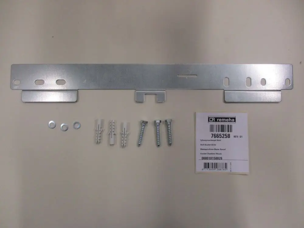 Montageschiene und Befestigungsmaterial von Remeha, bestehend aus einer Metallträgerplatte, Schrauben, Dübel und Unterlegscheiben für die Wandmontage.